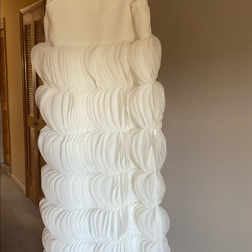Gorgeous white dress - Picture 2 of 2
